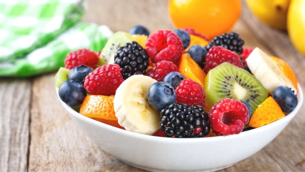 « N’oubliez jamais ce petit secret » : une simple goutte garde vos fruits éclatants et savoureux dans votre salade