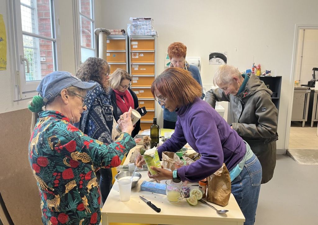 Romainville : Un atelier de cuisine solidaire pour bien manger et mieux vivre