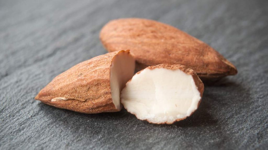 Si une amande a un goût amer, puis-je la manger ?