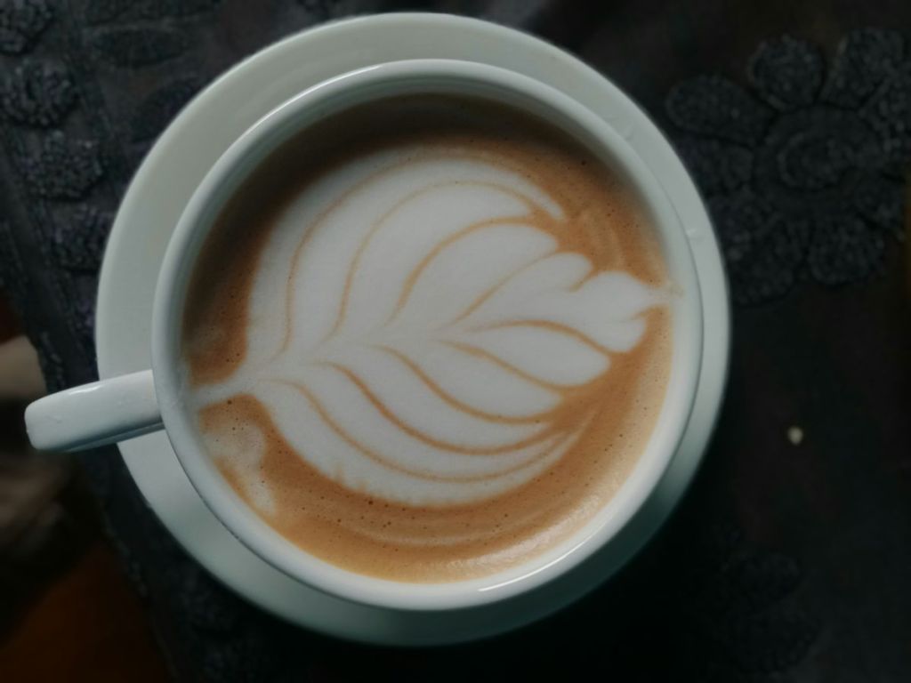 Un moment suspendu dans un café strasbourgeois, loin de la grisaille automnale
