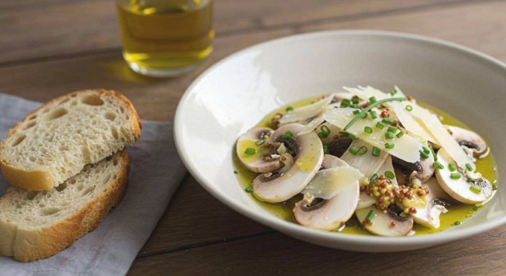 Champignons croquants, parmesan fondant et vinaigrette moutardée : la salade qui va révolutionner vos dîners express
