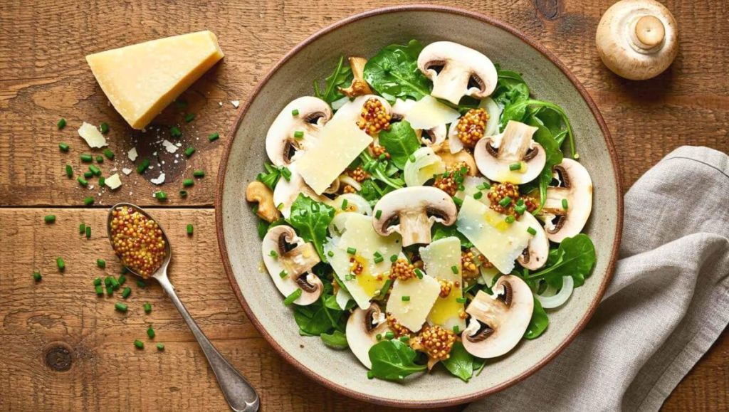 Champignons frais, copeaux de parmesan, moutarde piquante : cette salade d’automne est un pur plaisir gourmand rapide