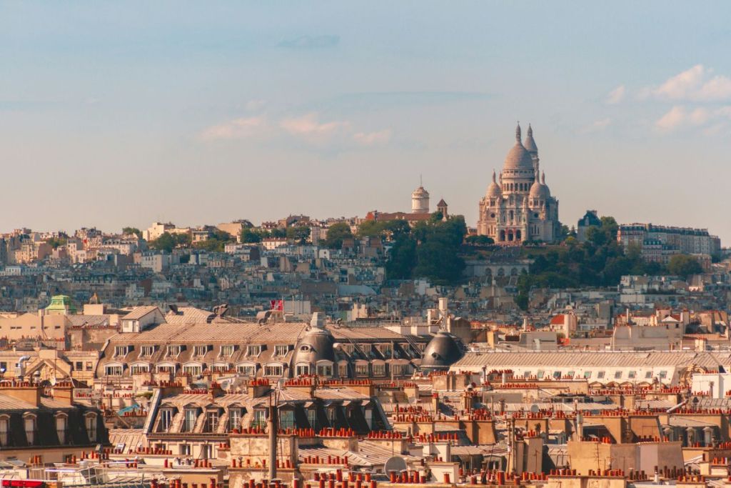 Découvrez la Halle Saint-Pierre : un café-librairie unique à Paris