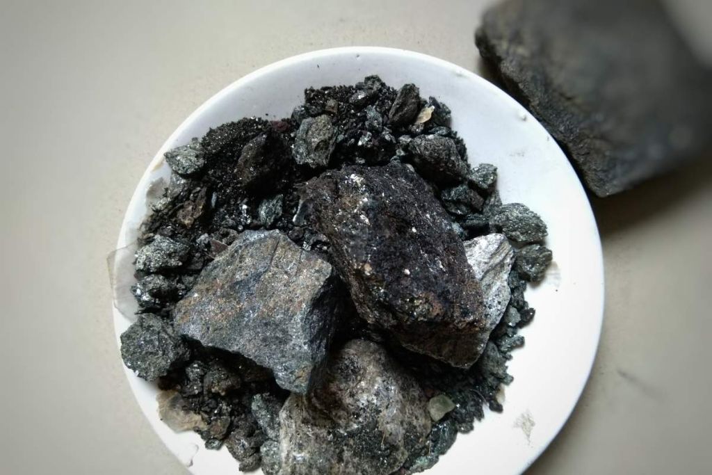 Le shilajit est une substance collante que l'on trouve principalement dans les roches de l'Himalaya.
