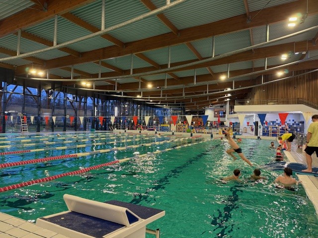 Des séances gratuites de natation pour adolescents, pour le plaisir