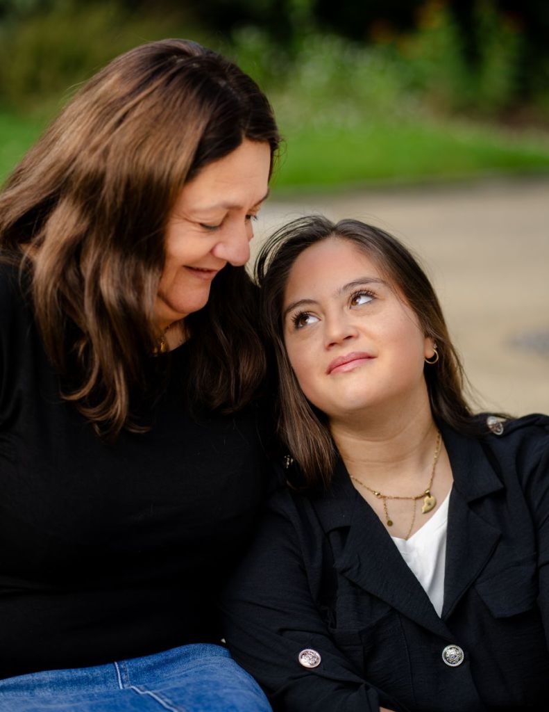 Mayane : l’actrice au petit truc en plus sort un livre plein d’espoir