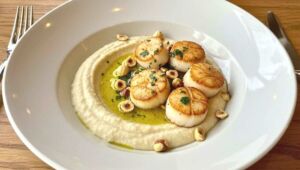 Fondant, croquant, parfumé : ce plat de Saint-Jacques au topinambour fait chavirer les papilles