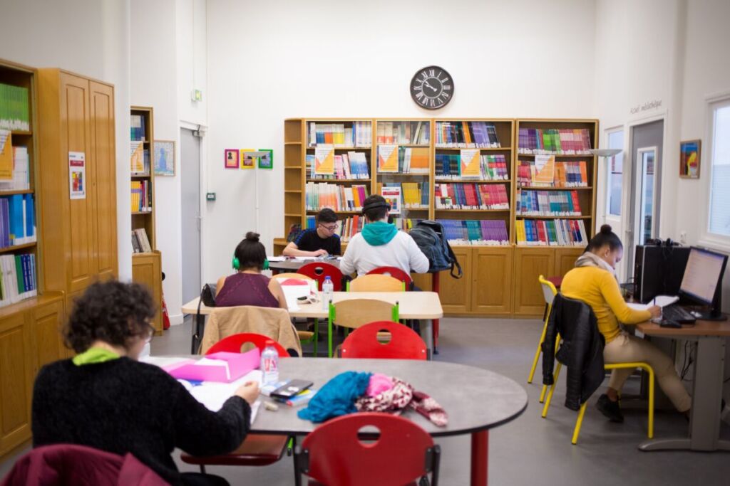 Paris : un lycée du soir où les adultes reprennent confiance