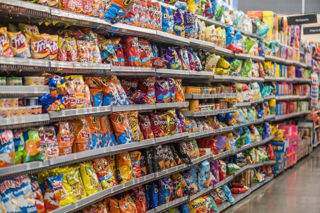 Santé : comment éviter les pièges des produits ultratransformés grâce à un geste simple au supermarché
