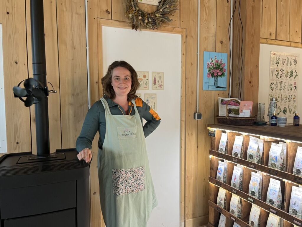 Dans les Yvelines, Elsa produit des plantes aromatiques et médicinales