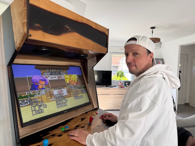 Ils fabriquent des bornes d’arcade en bois local, entre nostalgie et artisanat