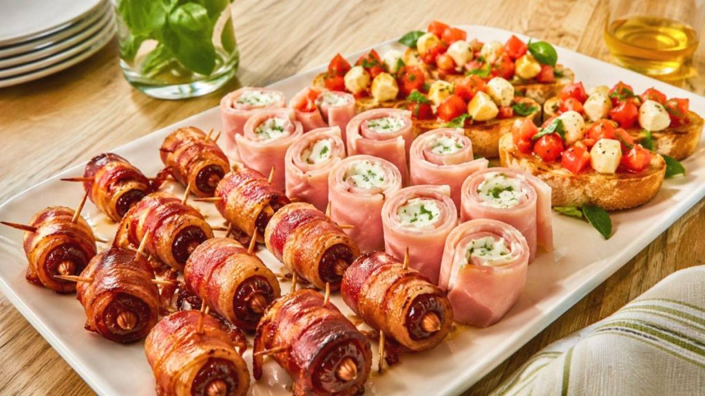 Dattes au bacon, roulés jambon-fromage frais, bruschettas : trois idées simples qui donnent un vrai air chic à l’apéro