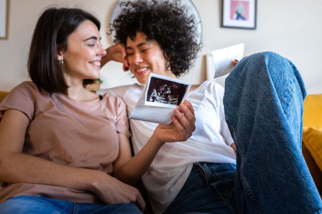 Fiertés : des parents queers qui réinventent le faire-famille