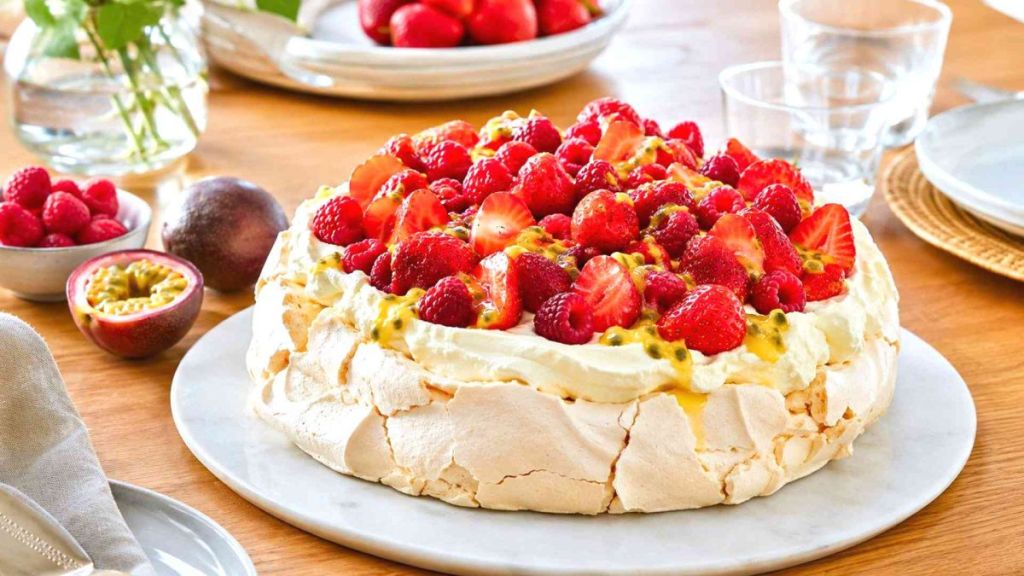 La pavlova aux fruits rouges de Sébastien Cauchon transforme un simple dîner en dessert de grande table parisienne