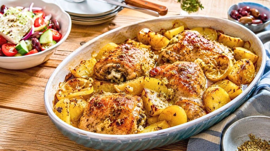 Quand ce délicieux poulet au citron et à l’ail mijote au four, toute la cuisine prend des airs de taverne grecque
