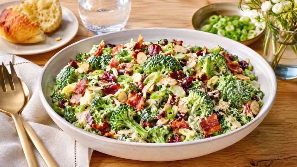 On pensait connaître la salade de brocolis, jusqu’à cette version crémeuse, croquante et légèrement sucrée