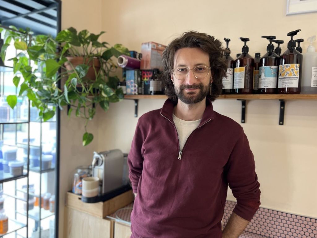 Toulouse : Yoan le coiffeur sosie de Pierre Niney nous donne les tendances 2026