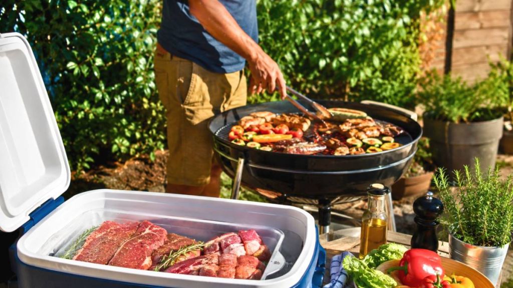Un barbecue réussi commence avant la cuisson avec une précaution simple pour garder la viande au frais