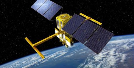 Satellite SWOT en orbite au dessus de la Terre