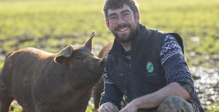 Quentin sur son élevage de cochon Duroc en plein air.