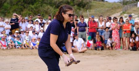 Florence Dell'Amico s'apprête à relâcher dans l'océan une tortue marine. Elle est entourée de 500 personnes