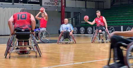 à l'entraînement de basket-fauteuil au Toulouse Iron Club
