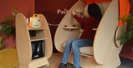 Une femme tire son lait dans le fauteuil Pachamama