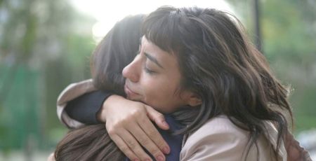 Câlin d'une femme à un ami - crédit photo : Dime via Adobe Stock