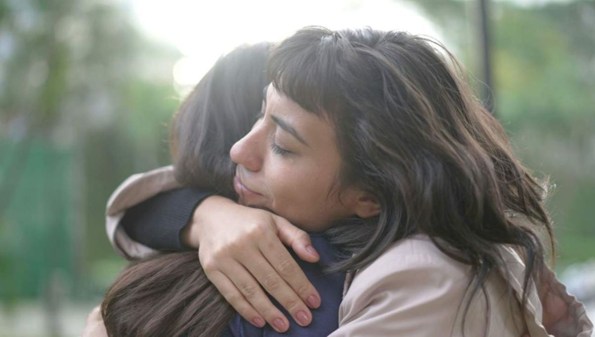 Câlin d'une femme à un ami - crédit photo : Dime via Adobe Stock