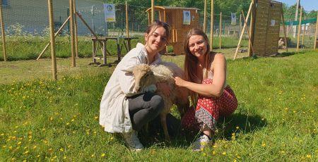 Marie Espias et Nina Lafon avec brebis
