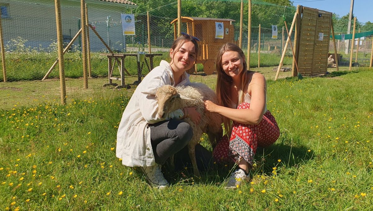 Marie Espias et Nina Lafon avec brebis