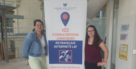 Me Adeline Subtil et Karine Thénard, interprète français en langue des signes française assurent les consultations juridiques pour le public sourd