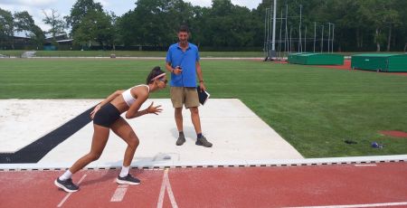 Célia Terki est dans un couloir prêt à courir. Son entraîneur Wilfried Krantz se tient à côté