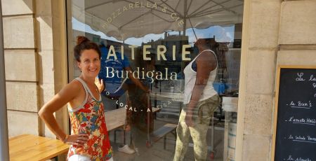 Claire Bouyssou pose devant la devanture de la laiterie Burdigala