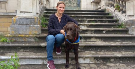 Stéphanie Martins et Oggy un labrador chien d'assistance qui détecte les crises d'épilepsie