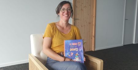 Marie Cresp pose avec sa BD Le droit expliqué aux enfants