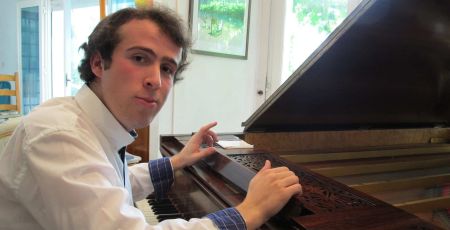 William Theviot pianiste autiste Aspergerest à son piano