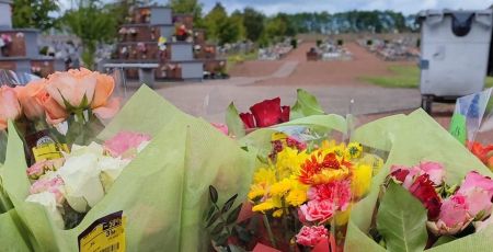 Jordan Lourdel met à disposition des fleurs pour fleurir les tombes