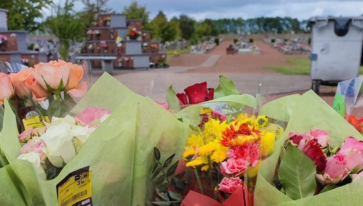 Jordan Lourdel met à disposition des fleurs pour fleurir les tombes