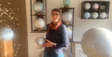 Cécile blary tient un globe terrestre artisanal