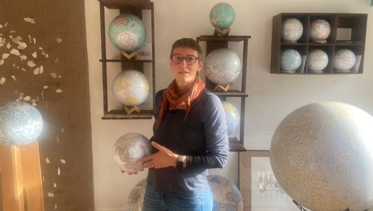 Cécile blary tient un globe terrestre artisanal