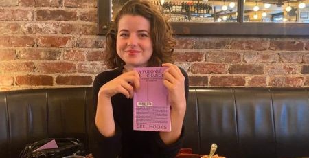 Laura et son livre inspirant