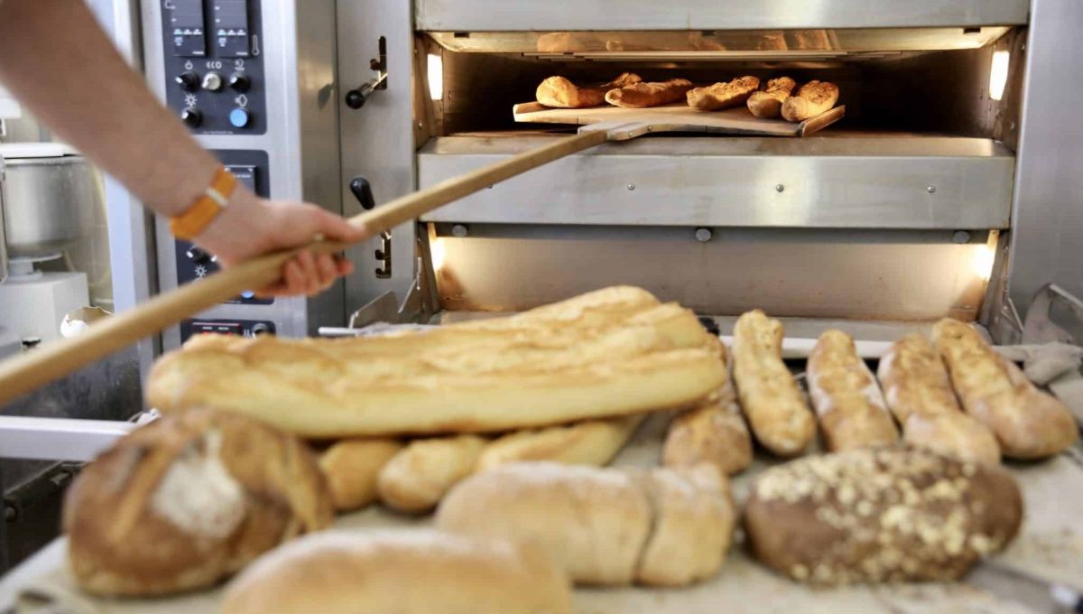 Des baguettes de pain qui sortent du four