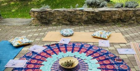 coussins de yoga dans la nature