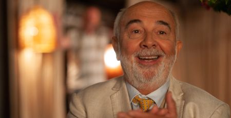 Gérard Jugnot dans Le Petit Piaf