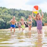 Baignade en famille - crédit photo : Robert Kneschke via Adobe Stock