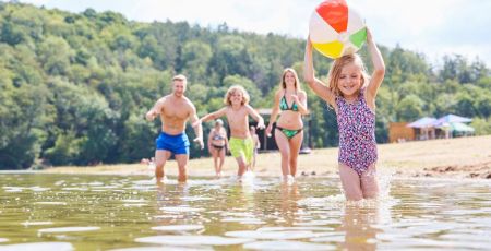 Baignade en famille - crédit photo : Robert Kneschke via Adobe Stock