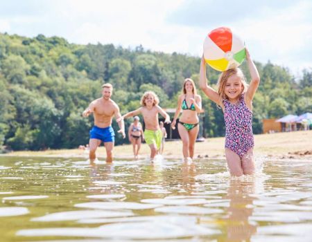 Baignade en famille - crédit photo : Robert Kneschke via Adobe Stock