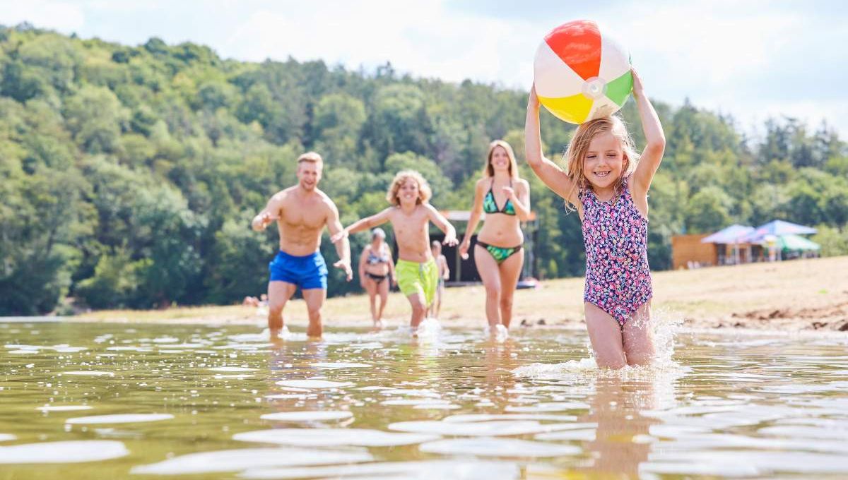 Baignade en famille - crédit photo : Robert Kneschke via Adobe Stock