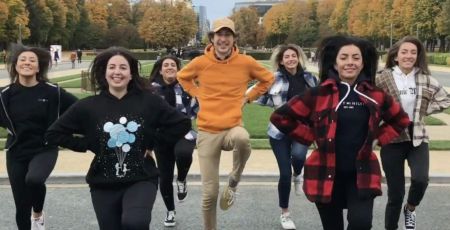 Ed People en train de danser avec des inconnus